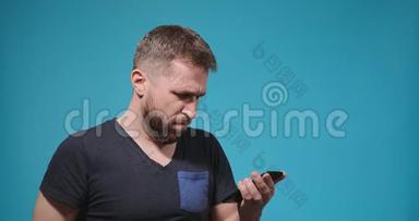 穿着t恤的大胡子男人会影响黑色智能手机屏幕